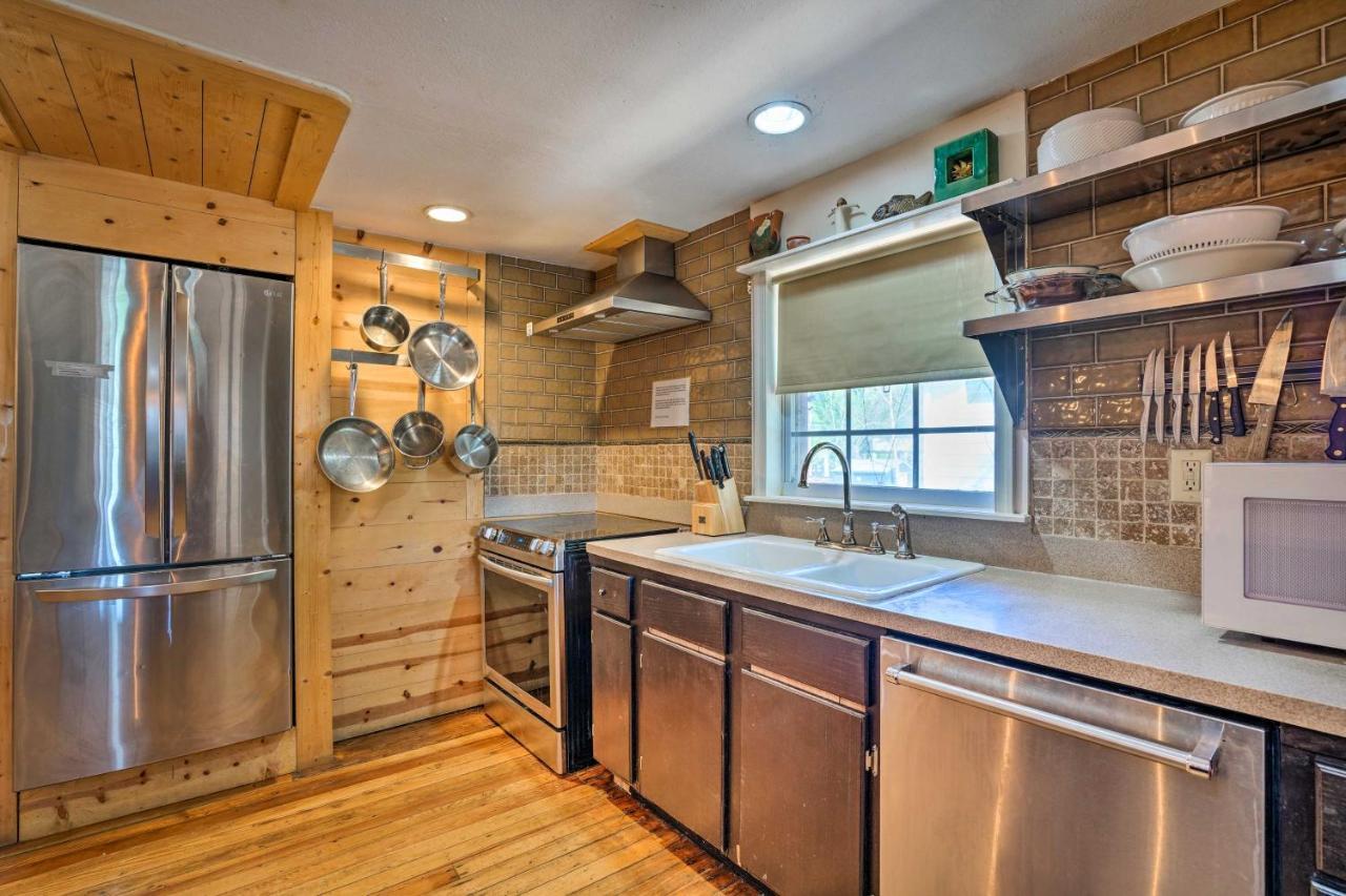 Waterfront Guadalupe River Lodge Home With Dock! Seguin Eksteriør bilde